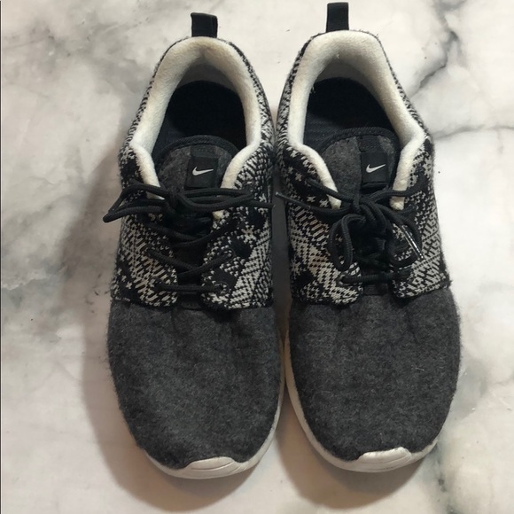 Women’s Nike Fleece Roshe - Picture 2 of 8